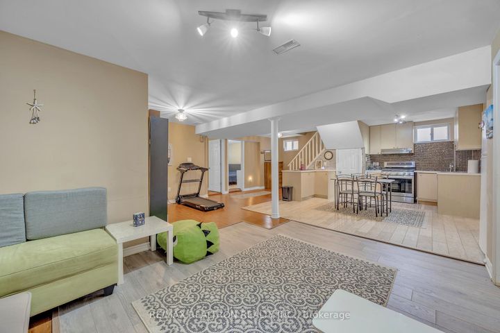 Photo 7 at 926 Willowdale Avenue, Newtonbrook East, Toronto