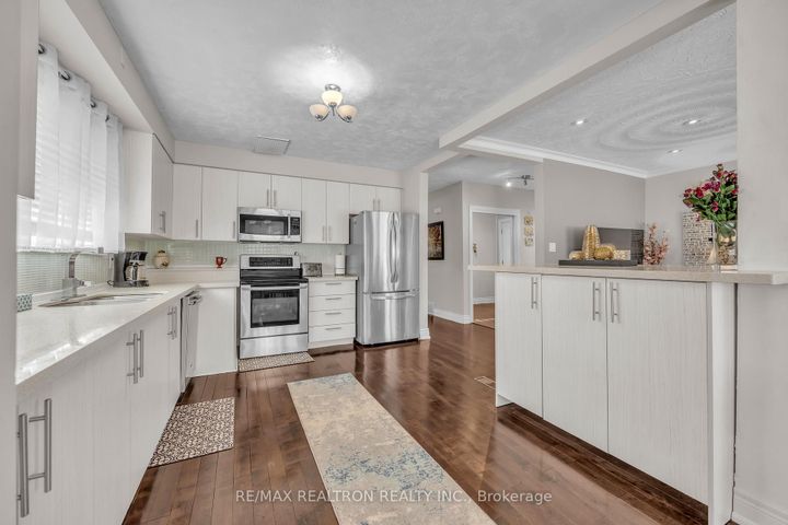 Photo 10 at 926 Willowdale Avenue, Newtonbrook East, Toronto