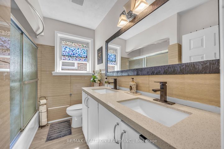 Photo 17 at 926 Willowdale Avenue, Newtonbrook East, Toronto