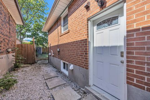 Photo 2 at 926 Willowdale Avenue, Newtonbrook East, Toronto