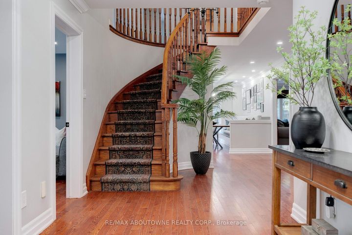 Photo 5 at 1586 Heritage Way, GA Glen Abbey, Oakville