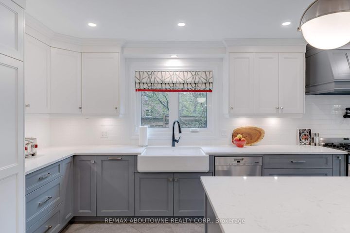 Photo 11 at 1586 Heritage Way, GA Glen Abbey, Oakville