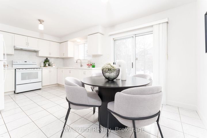 Photo 5 at 6 - 180 Forum Drive, Hurontario, Mississauga