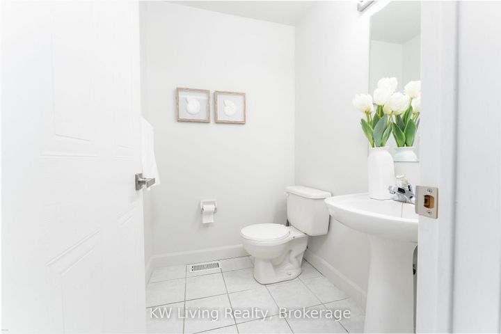 Photo 11 at 6 - 180 Forum Drive, Hurontario, Mississauga