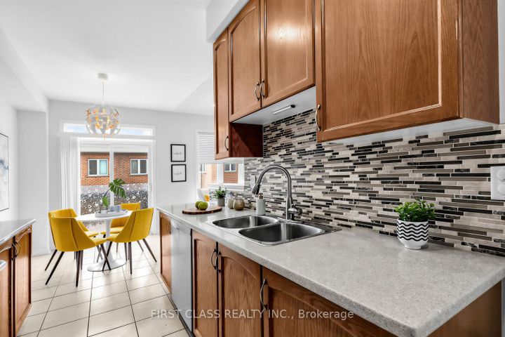 Photo 10 at 36 - 8 Townwood Drive, Jefferson, Richmond Hill