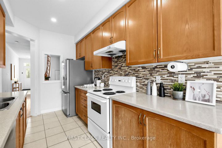 Photo 11 at 36 - 8 Townwood Drive, Jefferson, Richmond Hill