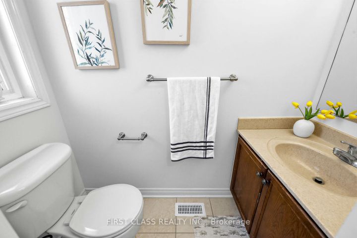 Photo 16 at 36 - 8 Townwood Drive, Jefferson, Richmond Hill