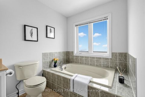 Photo 23 at 36 - 8 Townwood Drive, Jefferson, Richmond Hill