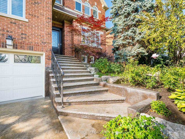 Photo 3 at 5290 Hilton Court, Central Erin Mills, Mississauga