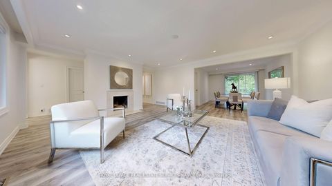 Photo 2 at 15 Farrington Drive, Windfields, Toronto