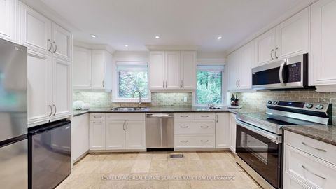 Photo 11 at 15 Farrington Drive, Windfields, Toronto