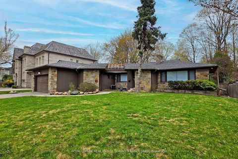 Photo 22 at 15 Farrington Drive, Windfields, Toronto