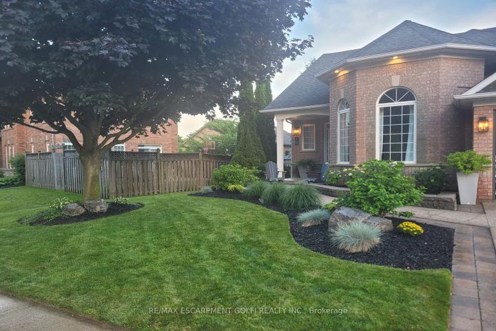 Photo 4 at 10 Anderson Court, Ancaster, Hamilton