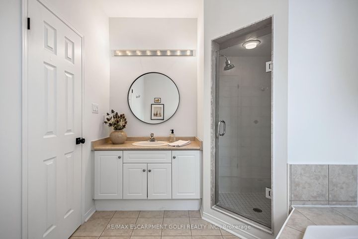 Photo 24 at 10 Anderson Court, Ancaster, Hamilton