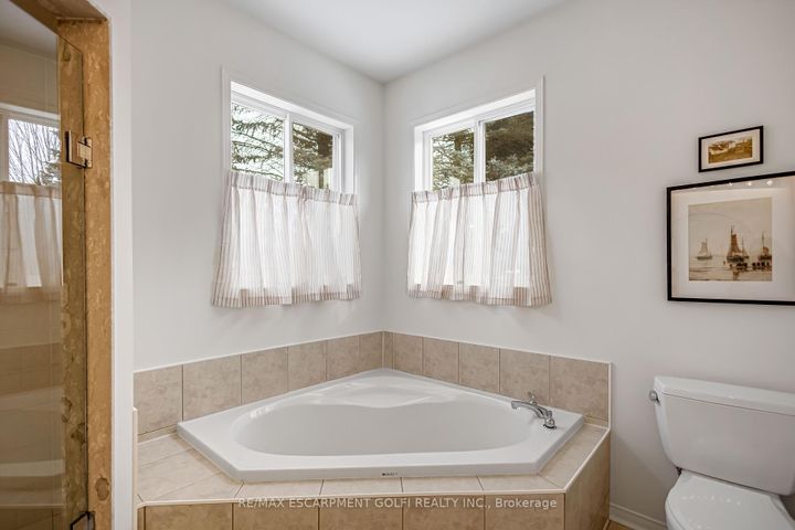 Photo 25 at 10 Anderson Court, Ancaster, Hamilton