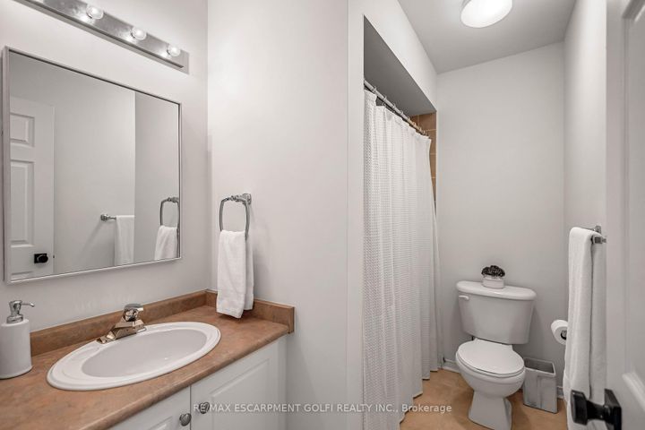 Photo 36 at 10 Anderson Court, Ancaster, Hamilton