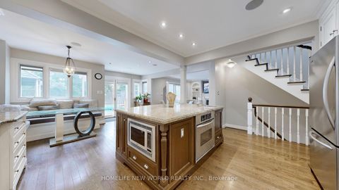 Photo 10 at 33 Beatty Crescent, Aurora Highlands, Aurora