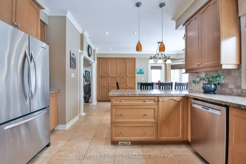 Photo 11 at 38 Camelot Square, Shore, Barrie