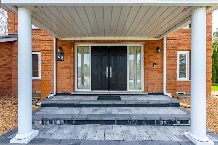 Photo 2 at 24 JOHN MARTIN Crescent, Rural Flamborough, Hamilton