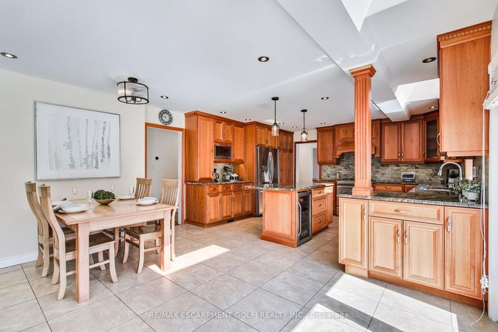 Photo 7 at 24 JOHN MARTIN Crescent, Rural Flamborough, Hamilton