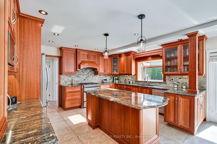 Photo 8 at 24 JOHN MARTIN Crescent, Rural Flamborough, Hamilton