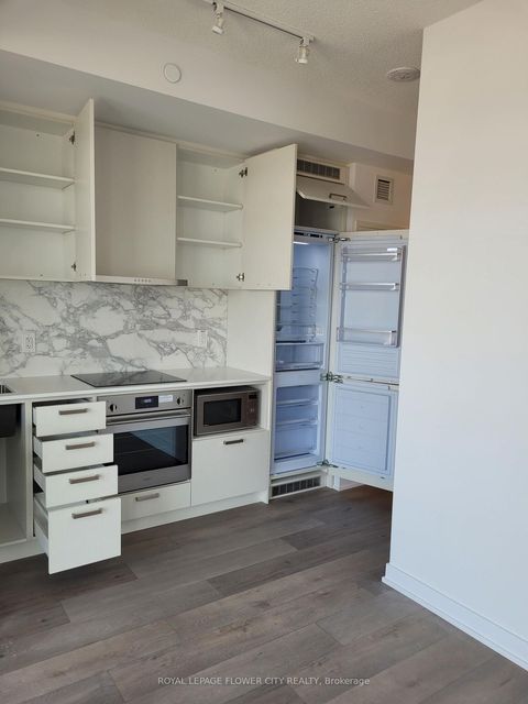 Photo 3 at 1517 - 38 Honeycrisp Crescent, Vaughan Corporate Centre, Vaughan