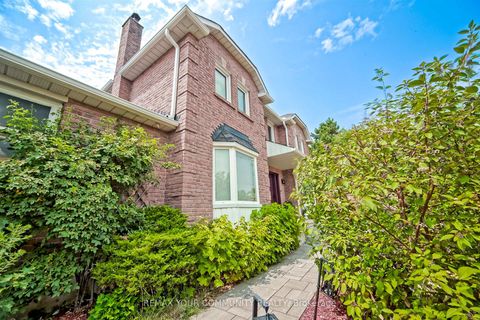 Photo 2 at 2 Kirkland Court, Westbrook, Richmond Hill