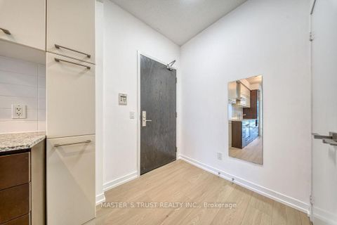 Photo 4 at 1002 - 770 Bay Street, Bay Street Corridor, Toronto