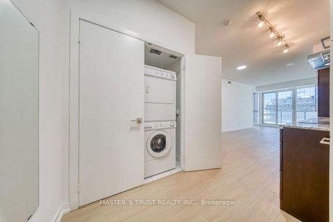 Photo 5 at 1002 - 770 Bay Street, Bay Street Corridor, Toronto