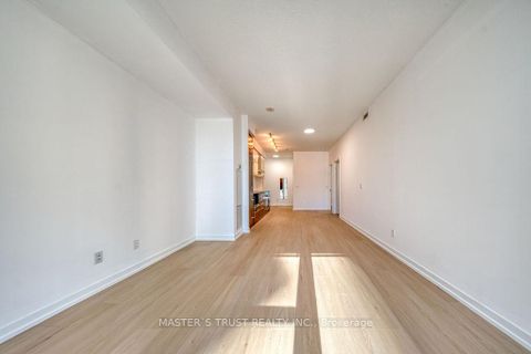 Photo 15 at 1002 - 770 Bay Street, Bay Street Corridor, Toronto