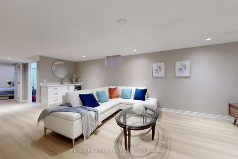 Photo 35 at 11 Delevan Court, Bayview Hill, Richmond Hill