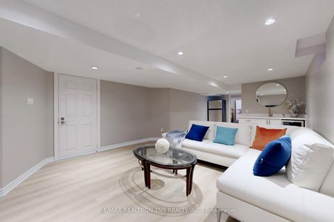 Photo 36 at 11 Delevan Court, Bayview Hill, Richmond Hill