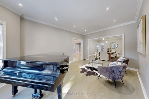 Photo 3 at 11 Delevan Court, Bayview Hill, Richmond Hill