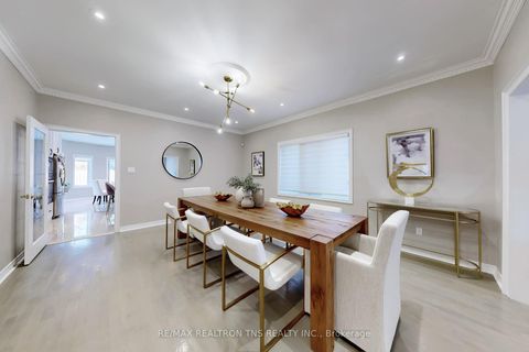 Photo 4 at 11 Delevan Court, Bayview Hill, Richmond Hill