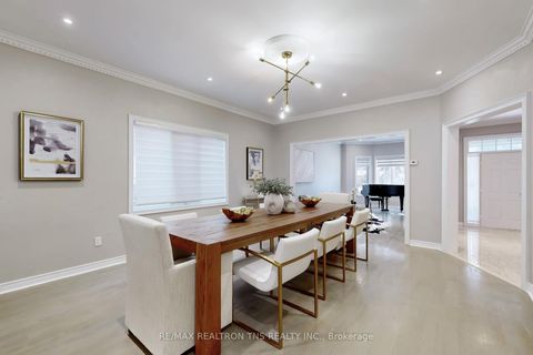 Photo 5 at 11 Delevan Court, Bayview Hill, Richmond Hill