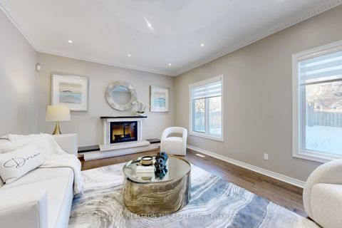 Photo 6 at 11 Delevan Court, Bayview Hill, Richmond Hill