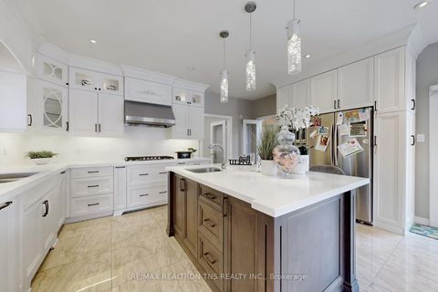 Photo 11 at 11 Delevan Court, Bayview Hill, Richmond Hill