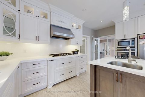 Photo 12 at 11 Delevan Court, Bayview Hill, Richmond Hill