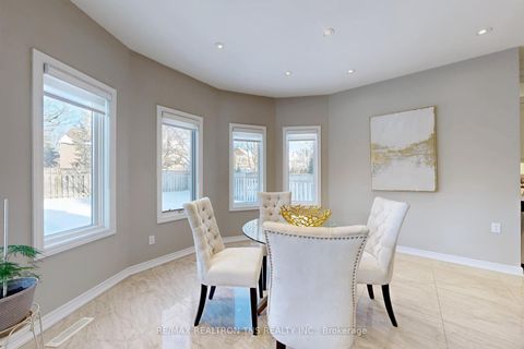 Photo 13 at 11 Delevan Court, Bayview Hill, Richmond Hill