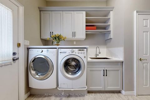 Photo 16 at 11 Delevan Court, Bayview Hill, Richmond Hill