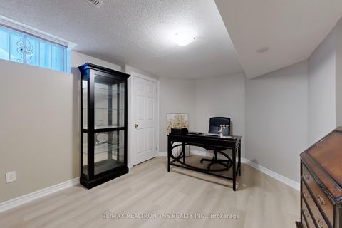 Photo 39 at 11 Delevan Court, Bayview Hill, Richmond Hill