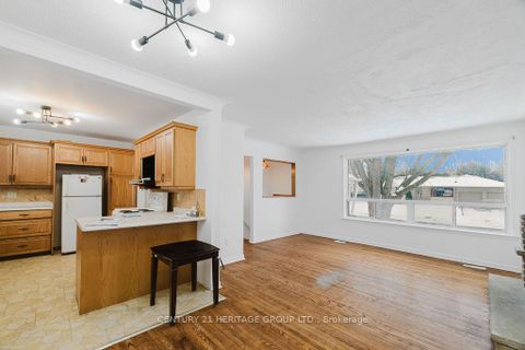 Photo 5 at 142 Kingslynn Drive, King City, King