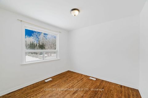 Photo 6 at 142 Kingslynn Drive, King City, King