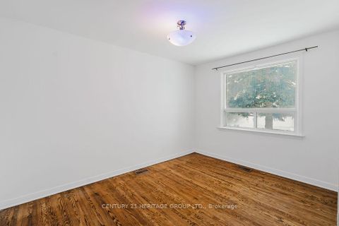 Photo 7 at 142 Kingslynn Drive, King City, King