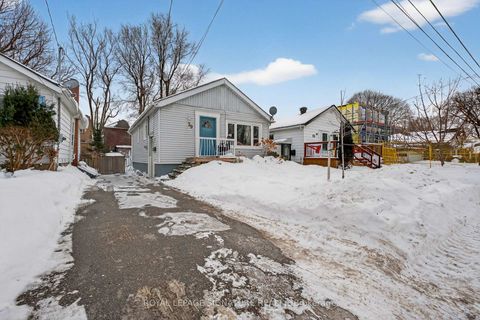 Photo 2 at 39 Rhydwen Avenue, Cliffside, Toronto