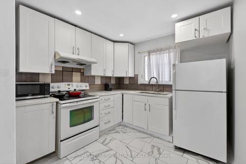 Photo 11 at 39 Rhydwen Avenue, Cliffside, Toronto