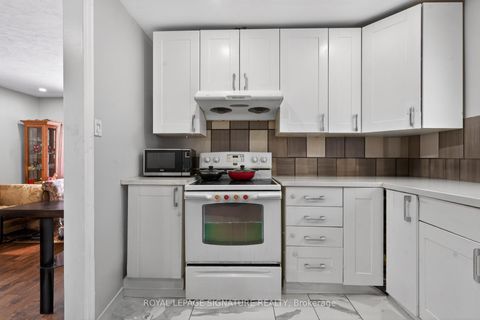 Photo 12 at 39 Rhydwen Avenue, Cliffside, Toronto