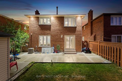 Photo 23 at 34 Lamp Crescent, West Woodbridge, Vaughan