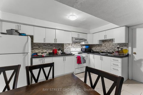 Photo 37 at 34 Lamp Crescent, West Woodbridge, Vaughan