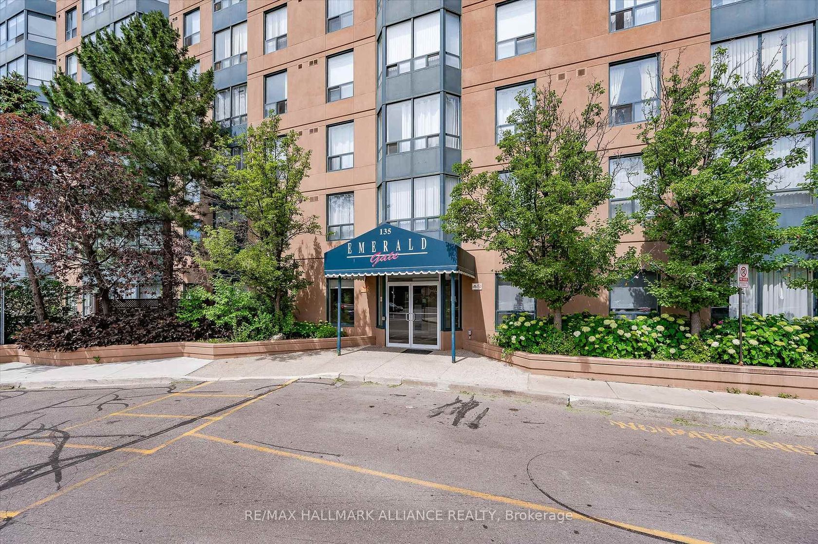 507 - 135 Hillcrest Avenue, Cooksville, Mississauga by Loree Meneguzzi Real Estate 507 - 135 Hillcrest Avenue, Cooksville, Mississauga